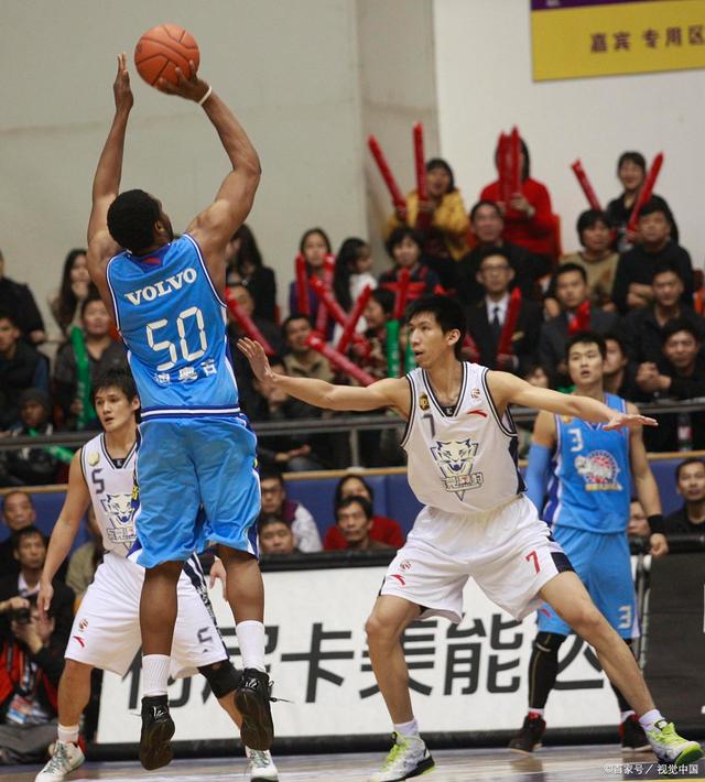 胡明轩三分绝杀中国男篮险胜尤文图特的简单介绍