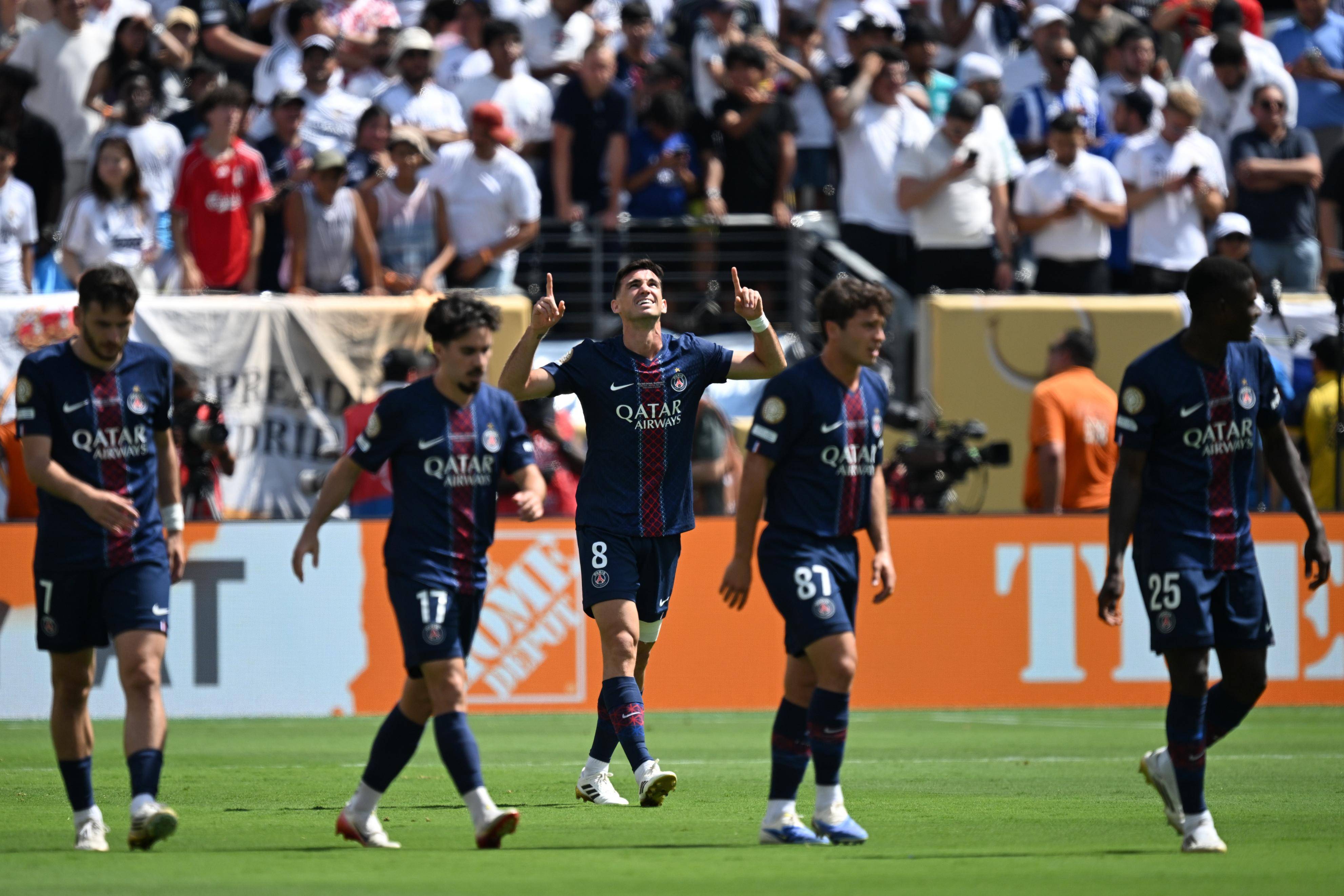 大巴黎飞赴洛杉矶参加世俱杯，登贝莱随队出征